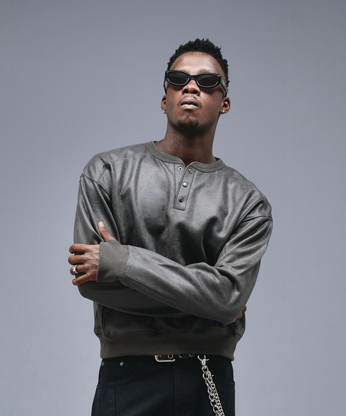 ANDER HUNK(アンダーハンク)の「Leather Like Coated Henry neck Sweat / レザーライクコーティングヘンリーネックスウェット(スウェット・メンズ・バーガンディー/ブラック・MEDIUM/LARGE)」の4枚目の写真