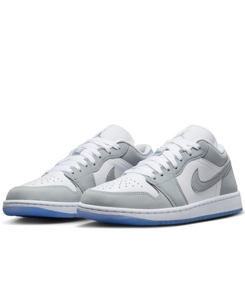 JORDAN BRAND(ジョーダンブランド)の「JORDAN BRAND Air Jordan 1 Low(ジョーダンブランド ウィメンズ エア ジョーダン 1 Low)(スニーカー・レディース・ホワイト系/グレー系・25.5cm/29cm/28.5cm/27.5cm/27cm/26.5cm/26cm/28cm/23.5cm/24.5cm/23cm/25cm/24cm)」の2枚目の写真
