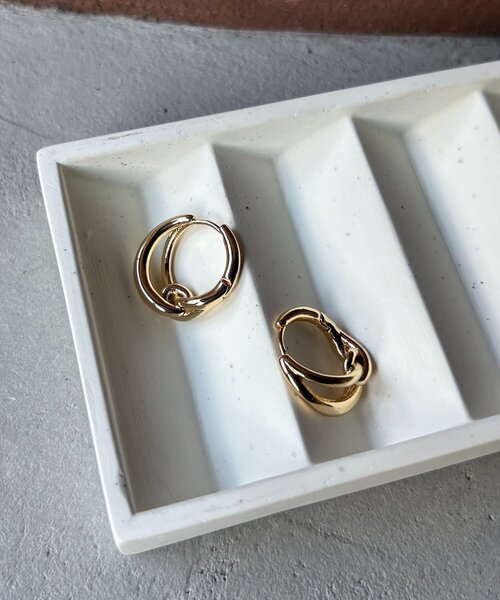 CAPRICIEUX LE'MAGE（カプリシューレマージュ）の「〈GOLDY/ゴールディ〉ノットフープピアス（ピアス（両耳用）・レディース・ゴールド/シルバー・FREE）」の2枚目の写真