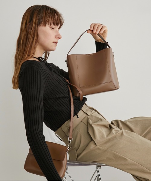 LOSCa(ロスカ)の「ショルダーポーチ付きキューブバッグ(ショルダーバッグ・レディース・ブラウン/ブラック/チャコールグレー・FREE)」の3枚目の写真