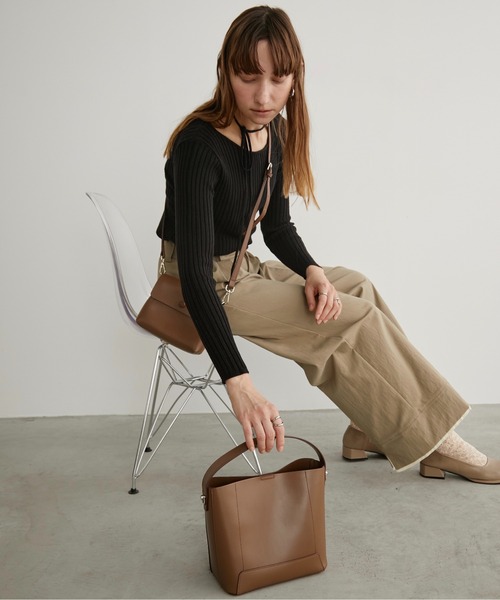 LOSCa(ロスカ)の「ショルダーポーチ付きキューブバッグ(ショルダーバッグ・レディース・ブラウン/ブラック/チャコールグレー・FREE)」の13枚目の写真