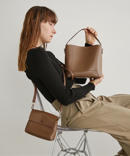 LOSCa(ロスカ)の「ショルダーポーチ付きキューブバッグ(ショルダーバッグ・レディース・ブラウン/ブラック/チャコールグレー・FREE)」の10枚目の写真
