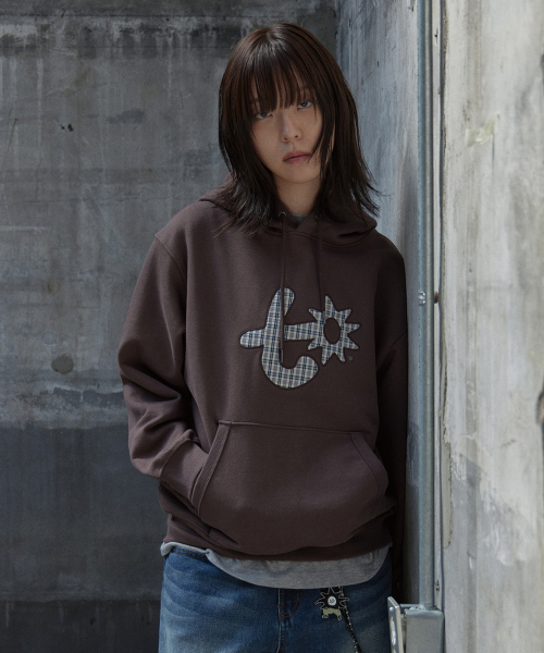TONY LAWRENCE(トニーローレンス)の「アプリケ刺繍フードパーカー ブラウン(パーカー・レディース・その他・SMALL/MEDIUM/LARGE)」の1枚目の写真
