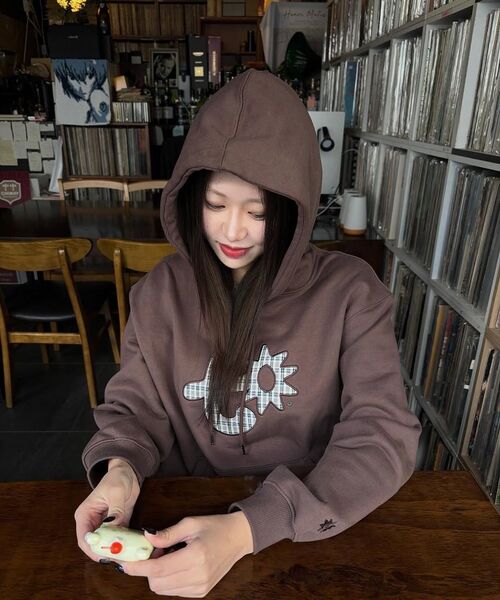 TONY LAWRENCE(トニーローレンス)の「アプリケ刺繍フードパーカー ブラウン(パーカー・レディース・その他・SMALL/MEDIUM/LARGE)」の5枚目の写真
