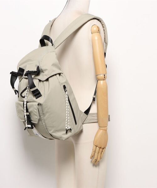 A.P.C.(アーペーセー)の「SAC A DOS TREK(バックパック/リュック・メンズ・ベージュ・ONESIZE)」の5枚目の写真