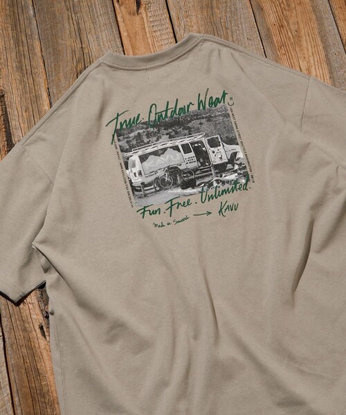 FREAK'S STORE（フリークスストア）の「限定展開 KAVU×FREAK'S STORE カブー 別注 ビッグシルエット バックフォトプリント Tシャツ CAR（Tシャツ/カットソー・メンズ・ホワイト/スミクロ/アッシュグレー/グレイッシュベージュ・LARGE/MEDIUM/SMALL）」の13枚目の写真