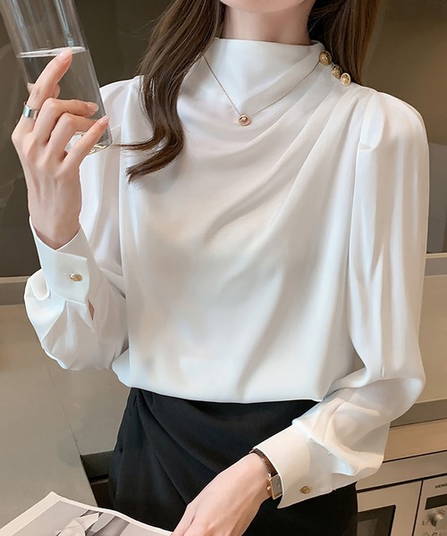 Doux Belle(ドゥーベル)の「ボタンデザインドレープブラウス(シャツ/ブラウス・レディース・ホワイト/ブラック/ブルー/レッド・MEDIUM/LARGE/X-LARGE)」の5枚目の写真