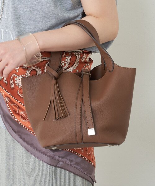 Remind me and forever（リマインドミーアンドフォーエバー）の「【5色展開】きれいめデザイン、タッセル付ハンドバッグ（ショルダーバッグ・レディース・チャコールグレー/ブラック/グレイッシュベージュ/オレンジ/ブラウン・FREE）」の3枚目の写真