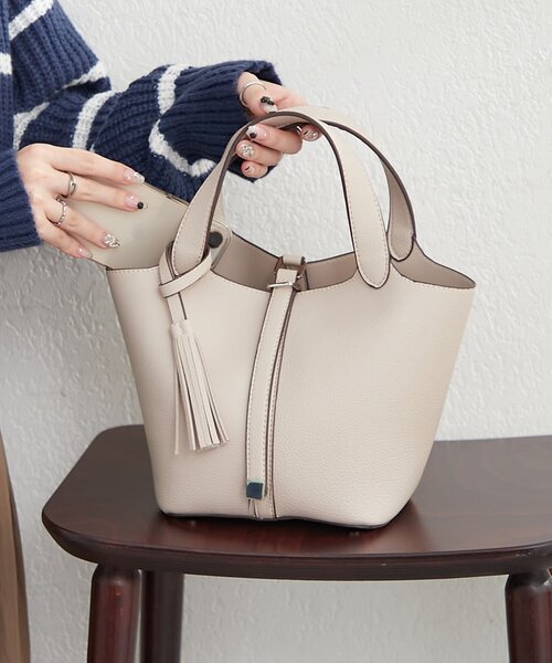 Remind me and forever（リマインドミーアンドフォーエバー）の「【5色展開】きれいめデザイン、タッセル付ハンドバッグ（ショルダーバッグ・レディース・チャコールグレー/ブラック/グレイッシュベージュ/オレンジ/ブラウン・FREE）」の4枚目の写真