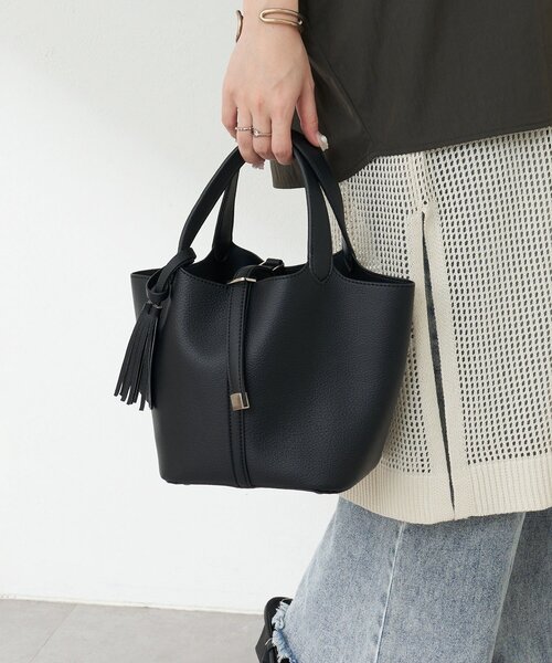 Remind me and forever（リマインドミーアンドフォーエバー）の「【5色展開】きれいめデザイン、タッセル付ハンドバッグ（ショルダーバッグ・レディース・チャコールグレー/ブラック/グレイッシュベージュ/オレンジ/ブラウン・FREE）」の2枚目の写真