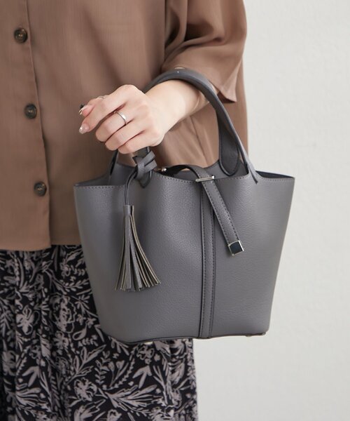 Remind me and forever（リマインドミーアンドフォーエバー）の「【5色展開】きれいめデザイン、タッセル付ハンドバッグ（ショルダーバッグ・レディース・チャコールグレー/ブラック/グレイッシュベージュ/オレンジ/ブラウン・FREE）」の11枚目の写真