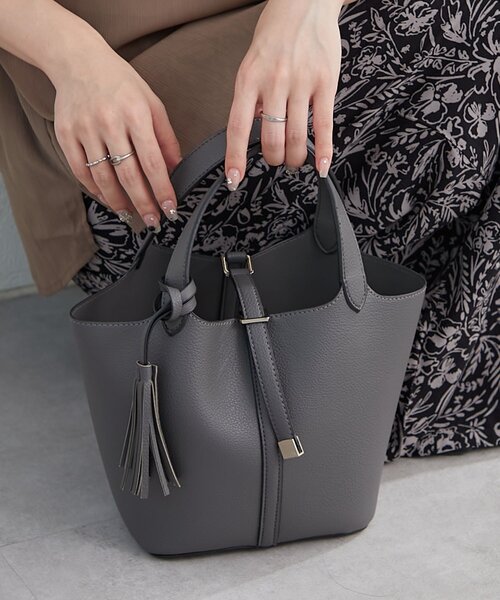 Remind me and forever（リマインドミーアンドフォーエバー）の「【5色展開】きれいめデザイン、タッセル付ハンドバッグ（ショルダーバッグ・レディース・チャコールグレー/ブラック/グレイッシュベージュ/オレンジ/ブラウン・FREE）」の12枚目の写真