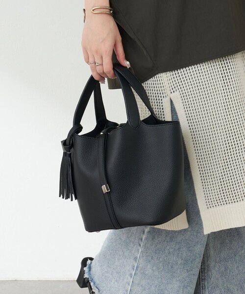 Remind me and forever（リマインドミーアンドフォーエバー）の「【5色展開】きれいめデザイン、タッセル付ハンドバッグ（ショルダーバッグ・レディース・チャコールグレー/ブラック/グレイッシュベージュ/オレンジ/ブラウン・FREE）」の16枚目の写真