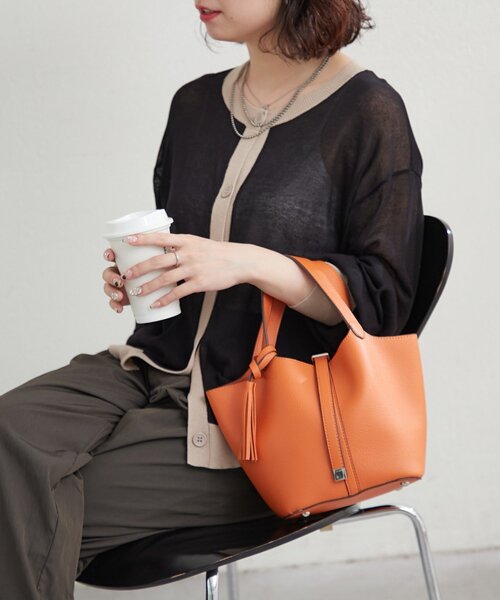 Remind me and forever（リマインドミーアンドフォーエバー）の「【5色展開】きれいめデザイン、タッセル付ハンドバッグ（ショルダーバッグ・レディース・チャコールグレー/ブラック/グレイッシュベージュ/オレンジ/ブラウン・FREE）」の18枚目の写真