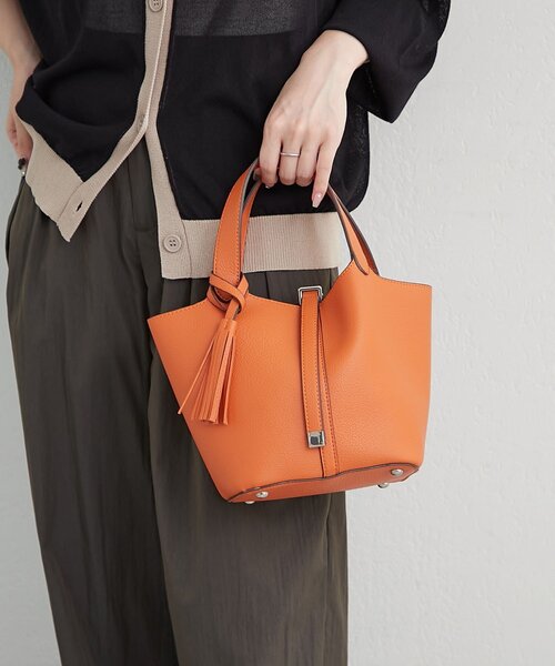 Remind me and forever（リマインドミーアンドフォーエバー）の「【5色展開】きれいめデザイン、タッセル付ハンドバッグ（ショルダーバッグ・レディース・チャコールグレー/ブラック/グレイッシュベージュ/オレンジ/ブラウン・FREE）」の19枚目の写真