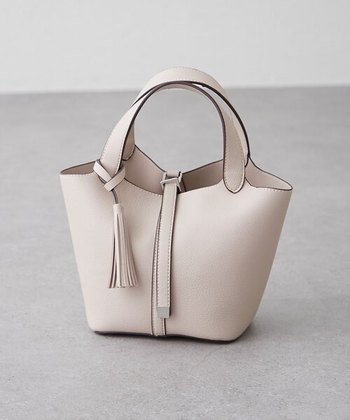 Remind me and forever（リマインドミーアンドフォーエバー）の「【5色展開】きれいめデザイン、タッセル付ハンドバッグ（ショルダーバッグ・レディース・チャコールグレー/ブラック/グレイッシュベージュ/オレンジ/ブラウン・FREE）」の6枚目の写真