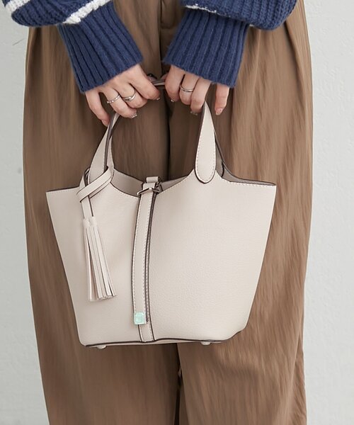 Remind me and forever（リマインドミーアンドフォーエバー）の「【5色展開】きれいめデザイン、タッセル付ハンドバッグ（ショルダーバッグ・レディース・チャコールグレー/ブラック/グレイッシュベージュ/オレンジ/ブラウン・FREE）」の7枚目の写真