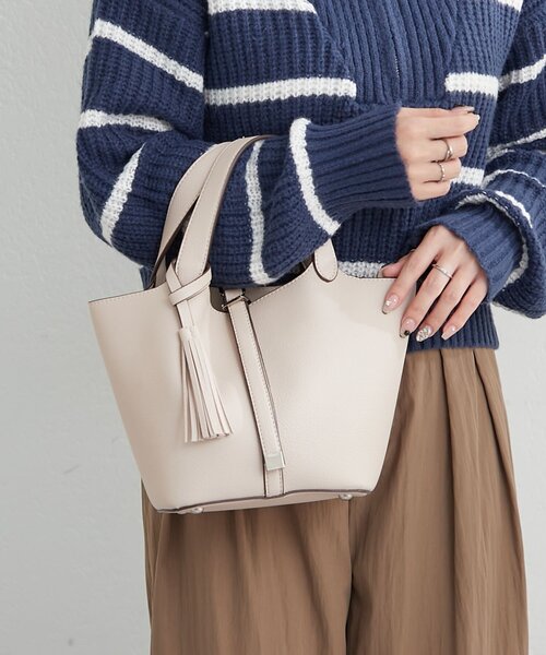 Remind me and forever（リマインドミーアンドフォーエバー）の「【5色展開】きれいめデザイン、タッセル付ハンドバッグ（ショルダーバッグ・レディース・チャコールグレー/ブラック/グレイッシュベージュ/オレンジ/ブラウン・FREE）」の8枚目の写真