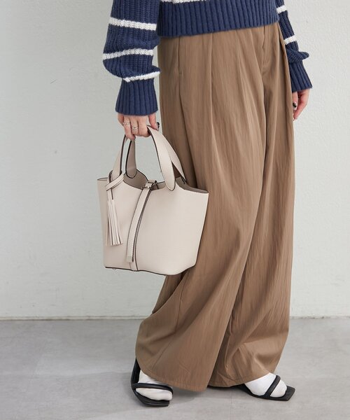 Remind me and forever（リマインドミーアンドフォーエバー）の「【5色展開】きれいめデザイン、タッセル付ハンドバッグ（ショルダーバッグ・レディース・チャコールグレー/ブラック/グレイッシュベージュ/オレンジ/ブラウン・FREE）」の9枚目の写真