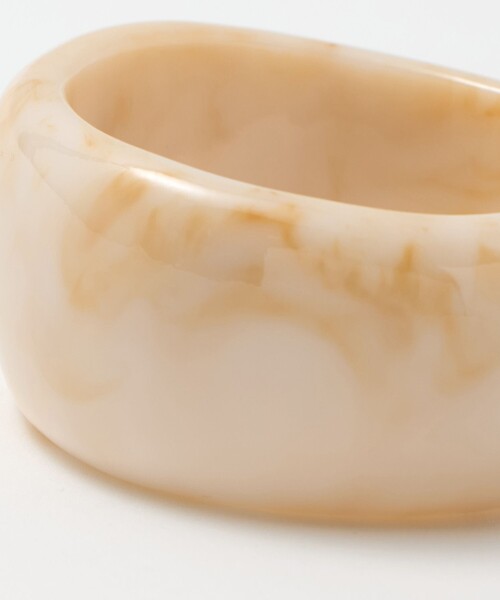 green label relaxing（グリーンレーベルリラクシング）の「マーブル ワイドバングル（バングル/リストバンド・レディース・ナチュラル/ベージュ・FREE）」の6枚目の写真