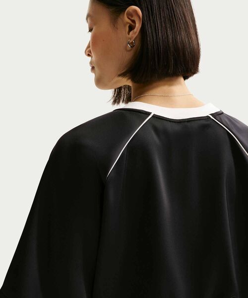 NIKE(ナイキ)の「《セットアップ対応商品》ナイキ スポーツウェア ウィメンズ オーバーサイズド サテン トップス / Nike Sportswear Women's Oversized Satin Top IH1331-010 Black(Tシャツ/カットソー・レディース・ブラック・S/L/XS/XL/M)」の6枚目の写真