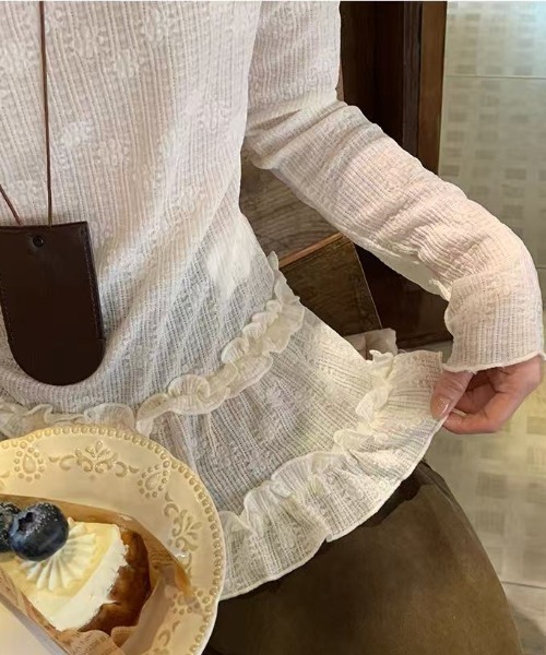 Achic(アシック)の「コンパクト裾フリルロングスリーブトップス (インナーとしても使える)(Tシャツ/カットソー・レディース・ホワイト・M)」の4枚目の写真