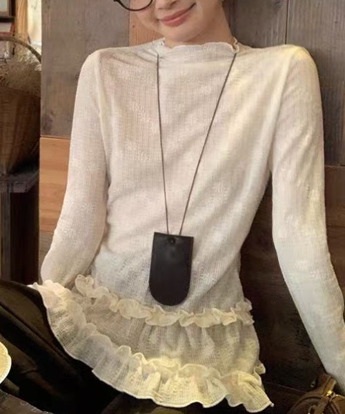 Achic(アシック)の「コンパクト裾フリルロングスリーブトップス (インナーとしても使える)(Tシャツ/カットソー・レディース・ホワイト・M)」の5枚目の写真