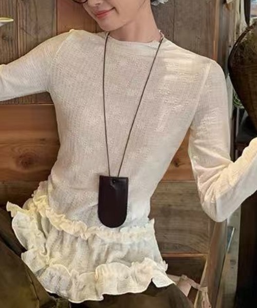 Achic(アシック)の「コンパクト裾フリルロングスリーブトップス (インナーとしても使える)(Tシャツ/カットソー・レディース・ホワイト・M)」の7枚目の写真