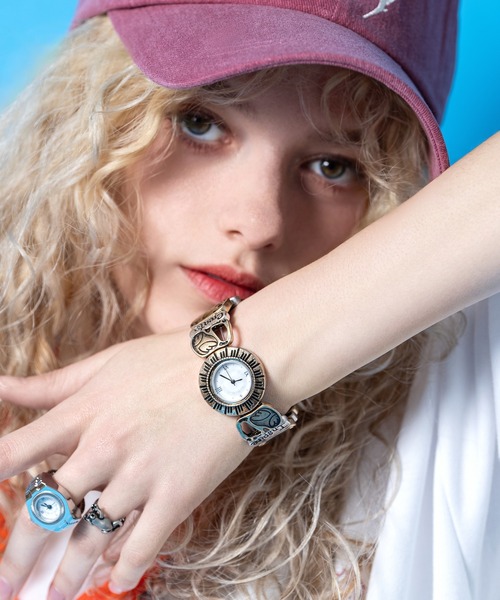 an meets zakka(アンミツザッカ)の「an meets zakka レトロアンティーク装飾刻印プレート連結ブレスレットウォッチ(アナログ腕時計・レディース・シルバー/ゴールド・ONESIZE)」の2枚目の写真