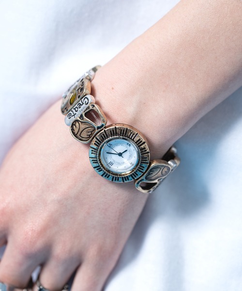 an meets zakka(アンミツザッカ)の「an meets zakka レトロアンティーク装飾刻印プレート連結ブレスレットウォッチ(アナログ腕時計・レディース・シルバー/ゴールド・ONESIZE)」の3枚目の写真
