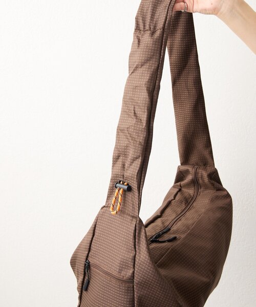 ear PAPILLONNER（イアパピヨネ）の「ビッグショルダーバッグ《A4サイズ対応》（ショルダーバッグ・レディース・ブルー/ブラウン・FREE）」の10枚目の写真