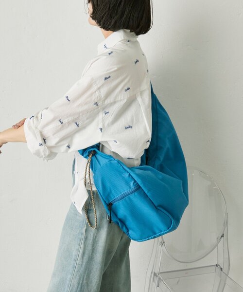 ear PAPILLONNER（イアパピヨネ）の「ビッグショルダーバッグ《A4サイズ対応》（ショルダーバッグ・レディース・ブルー/ブラウン・FREE）」の3枚目の写真