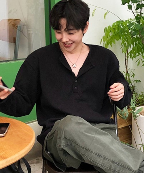 NOWLE（ノウル）の「【NOWLE】ヘンリーネック ワッフル ルーズ ロンT / ライトサーマル カットソー（Tシャツ/カットソー・メンズ・ブラック/ホワイト・MEDIUM/LARGE/X-LARGE）」の6枚目の写真