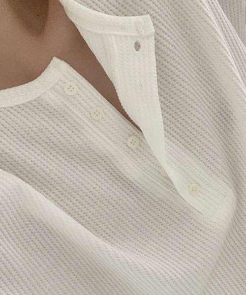 NOWLE（ノウル）の「【NOWLE】ヘンリーネック ワッフル ルーズ ロンT / ライトサーマル カットソー（Tシャツ/カットソー・メンズ・ブラック/ホワイト・MEDIUM/LARGE/X-LARGE）」の3枚目の写真