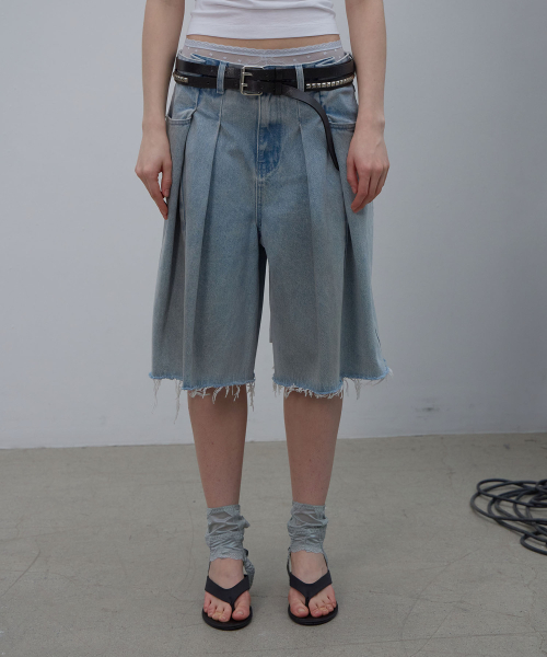 LCDC TM(エルシーディーシーティーエム)の「TUCK BERMUDA SHORTS (BLUE)(デニムパンツ・レディース・その他・SMALL/MEDIUM)」の1枚目の写真