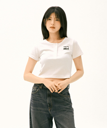 And Again（アンドアゲイン）の「スモールロゴボタンポイントラウンドトップ（ホワイト）（Tシャツ/カットソー）」