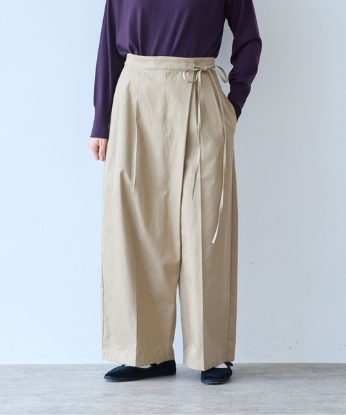 yuni(ユニ )の「master seed Cotton chino wrap pants(その他パンツ・レディース・ベージュ/アイボリー・M/S)」の2枚目の写真