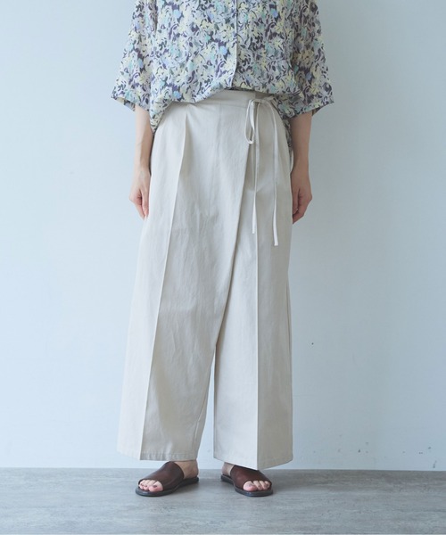 yuni(ユニ )の「master seed Cotton chino wrap pants(その他パンツ・レディース・ベージュ/アイボリー・M/S)」の1枚目の写真