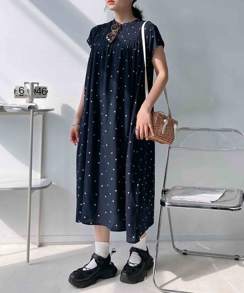 AS KNOW AS plus(アズノゥアズプラス)の「〇ひんやり涼しい インド 衿フリルとシャーリングワンピース(ワンピース・レディース・ネイビー系/ダークグリーン/ブラック・FREE)」の4枚目の写真