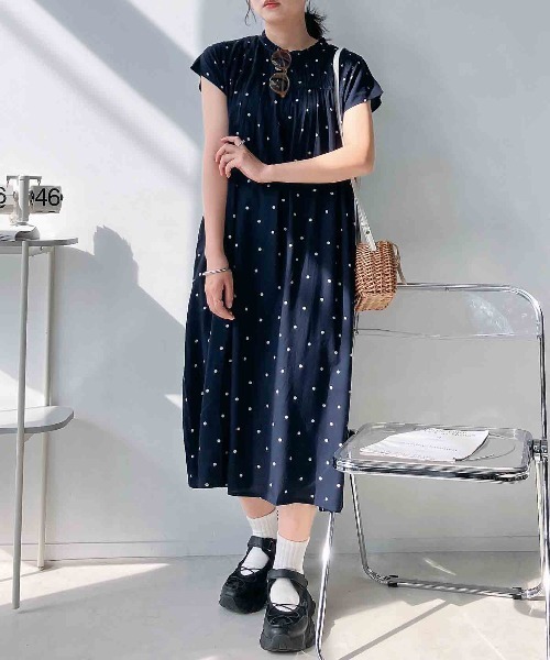 AS KNOW AS plus(アズノゥアズプラス)の「〇ひんやり涼しい インド 衿フリルとシャーリングワンピース(ワンピース・レディース・ネイビー系/ダークグリーン/ブラック・FREE)」の5枚目の写真