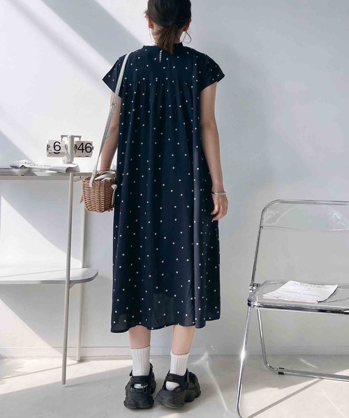 AS KNOW AS plus(アズノゥアズプラス)の「〇ひんやり涼しい インド 衿フリルとシャーリングワンピース(ワンピース・レディース・ネイビー系/ダークグリーン/ブラック・FREE)」の7枚目の写真