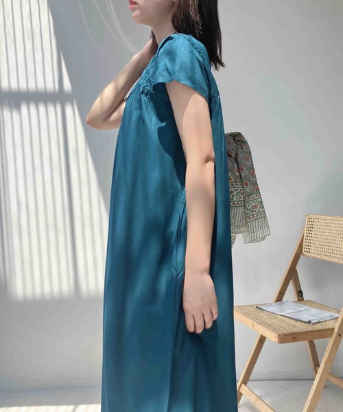 AS KNOW AS plus(アズノゥアズプラス)の「〇ひんやり涼しい インド 衿フリルとシャーリングワンピース(ワンピース・レディース・ネイビー系/ダークグリーン/ブラック・FREE)」の21枚目の写真