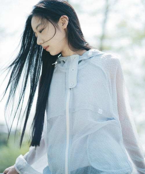 OHESHIO(オヘシオ)の「SHEER SOFT WINDBREAKER, SKY BLUE(ナイロンジャケット・レディース・その他・FREE)」の4枚目の写真