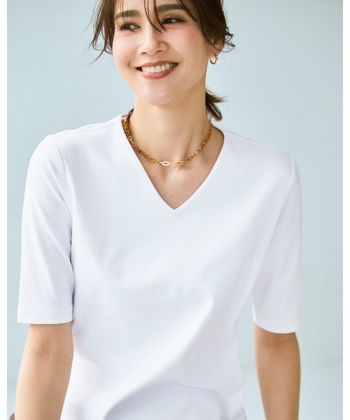 DoCLASSE( ドゥクラッセ)の「VネックN/5分袖・DoT(Tシャツ/カットソー・レディース・ライム/ダークネイビー/ライトグレー/チャコール/ブルー/ダークブラウン/ブラック/ホワイト・L/M/S/LL/3L)」の1枚目の写真