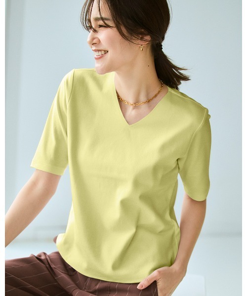 DoCLASSE( ドゥクラッセ)の「VネックN/5分袖・DoT(Tシャツ/カットソー・レディース・ライム/ダークネイビー/ライトグレー/チャコール/ブルー/ダークブラウン/ブラック/ホワイト・L/M/S/LL/3L)」の6枚目の写真