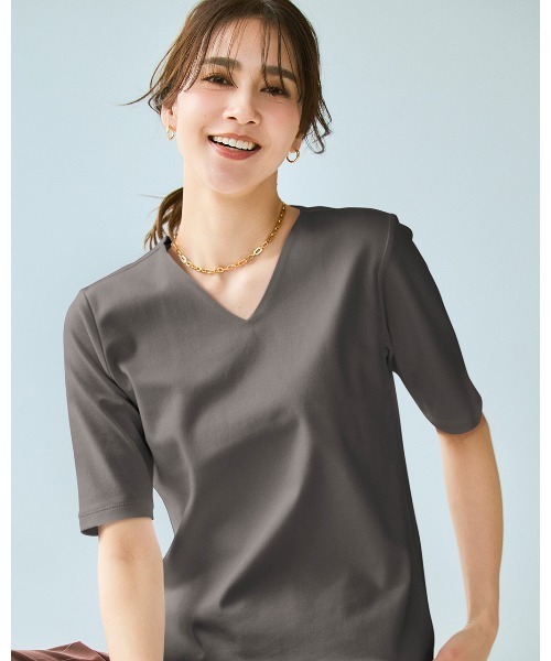 DoCLASSE( ドゥクラッセ)の「VネックN/5分袖・DoT(Tシャツ/カットソー・レディース・ライム/ダークネイビー/ライトグレー/チャコール/ブルー/ダークブラウン/ブラック/ホワイト・L/M/S/LL/3L)」の4枚目の写真