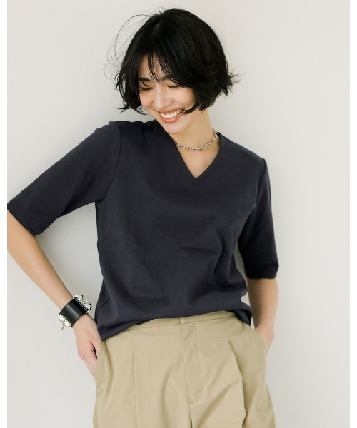 DoCLASSE( ドゥクラッセ)の「VネックN/5分袖・DoT(Tシャツ/カットソー・レディース・ライム/ダークネイビー/ライトグレー/チャコール/ブルー/ダークブラウン/ブラック/ホワイト・L/M/S/LL/3L)」の8枚目の写真