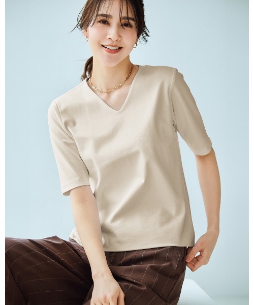 DoCLASSE( ドゥクラッセ)の「VネックN/5分袖・DoT(Tシャツ/カットソー・レディース・ライム/ダークネイビー/ライトグレー/チャコール/ブルー/ダークブラウン/ブラック/ホワイト・L/M/S/LL/3L)」の3枚目の写真