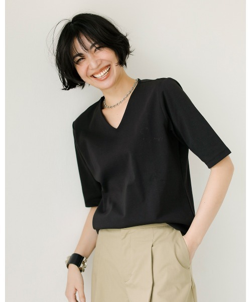 DoCLASSE( ドゥクラッセ)の「VネックN/5分袖・DoT(Tシャツ/カットソー・レディース・ライム/ダークネイビー/ライトグレー/チャコール/ブルー/ダークブラウン/ブラック/ホワイト・L/M/S/LL/3L)」の2枚目の写真