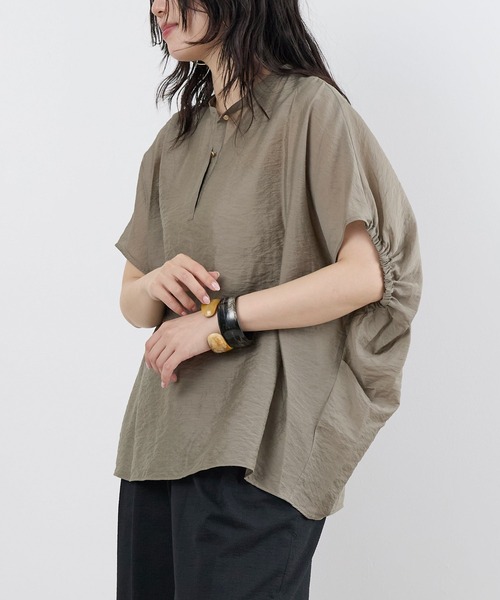 MICA&DEAL(マイカ&ディール)の「シアーリネン混ポンチョブラウス(シャツ/ブラウス・レディース・ダークネイビー/アイボリー/カーキ・FREE)」の2枚目の写真